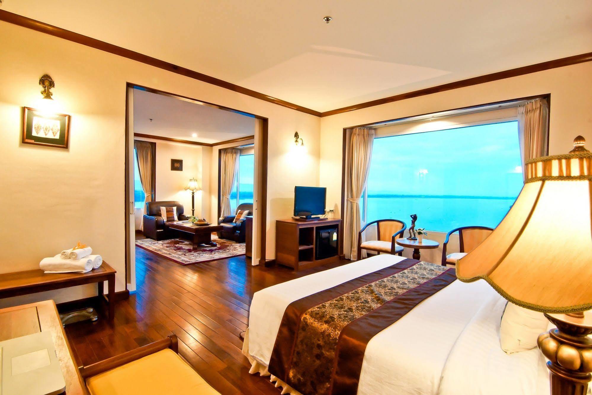 פקסה Champasak Grand Hotel מראה חיצוני תמונה